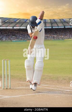 Batsman verteidigt einen Ball während eines Spiels im Stadion Stockfoto