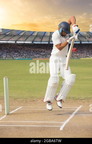 Batsman verteidigt einen Ball während eines Spiels im Stadion Stockfoto