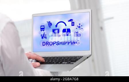 Laptop-Bildschirm mit einem Dropshipping-Konzept Stockfoto