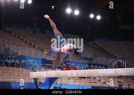 Tokio, Japan. August 2021. Simone BILES aus den Vereinigten Staaten in Aktion während des Beam Finals des künstlerischen Turnens am 03. August 2021 im Ariake Gymnastik Center in Tokio, Japan Credit: Mickael Chavet/Alamy Live News Stockfoto