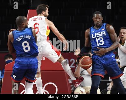 Tokio, Japan. August 2021. Der Spanier Sergio Rodriguez (6) verliert den Ball zwischen den US-Verteidigern Khris Middleton (8) und Bam Adebayo während des Basketball-Viertelfinalspiels der Männer bei den Olympischen Spielen 2020 in Tokio, Dienstag, den 3. August 2021, Japan. Die USA gewannen, 95-81, um ins Halbfinale vorzurücken. Foto von Mike Theiler/UPI Credit: UPI/Alamy Live News Stockfoto