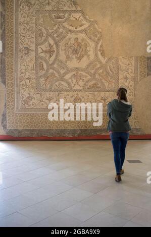 Ecija, Spanien - 21. April 2019: Junge Besucherin im Historischen Museum der Stadt Ecija, Sevilla, Spanien Stockfoto