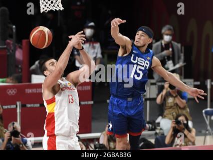 Tokio, Japan. August 2021. Der US-amerikanische Devin Booker (R) und der spanische Marc Gasol kämpfen während des Basketball-Viertelfinalspiels der Männer bei den Olympischen Spielen 2020 in Tokio am Dienstag, den 3. August 2021, um einen Rebound. Japan. Die USA gewannen 95-81, um in die Halbfinalrunde vorzurücken. Foto von Mike Theiler/UP Quelle: UPI/Alamy Live News Stockfoto