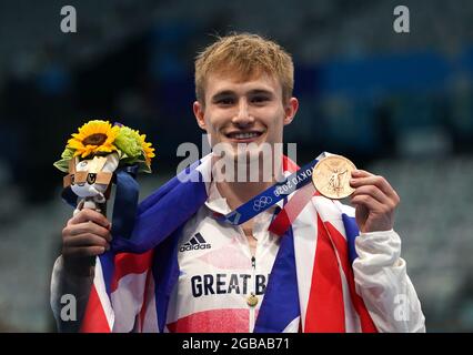 Der britische Jack Laugher feiert am elften Tag der Olympischen Spiele in Tokio 2020 in Japan auf dem Podium mit der Bronzemedaille für das 3-m-Sprungbrett der Männer. Bilddatum: Dienstag, 3. August 2021. Stockfoto