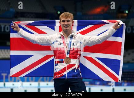 Der britische Jack Laugher feiert am elften Tag der Olympischen Spiele in Tokio 2020 in Japan auf dem Podium mit der Bronzemedaille für das 3-m-Sprungbrett der Männer. Bilddatum: Dienstag, 3. August 2021. Stockfoto