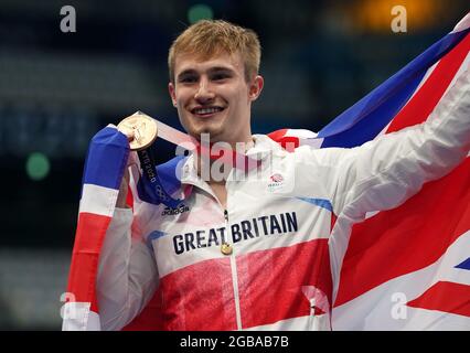 Der britische Jack Laugher feiert am elften Tag der Olympischen Spiele in Tokio 2020 in Japan auf dem Podium mit der Bronzemedaille für das 3-m-Sprungbrett der Männer. Bilddatum: Dienstag, 3. August 2021. Stockfoto