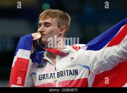 Der britische Jack Laugher feiert am elften Tag der Olympischen Spiele in Tokio 2020 in Japan auf dem Podium mit der Bronzemedaille für das 3-m-Sprungbrett der Männer. Bilddatum: Dienstag, 3. August 2021. Stockfoto