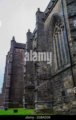 Gotische Hofkirche mit Buntglasfenstern in Spitzbögen Stockfoto