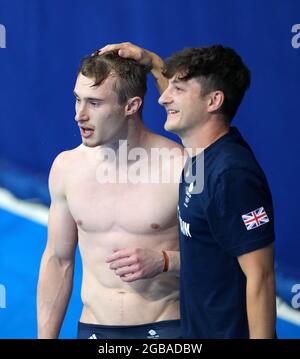 Der britische Jack Laugher (links) und Trainer Adam Smallwood reagieren nach dem 3-m-Springboard-Finale der Männer im Tokyo Aquatics Center am elften Tag der Olympischen Spiele in Tokio 2020 in Japan. Bilddatum: Dienstag, 3. August 2021. Stockfoto