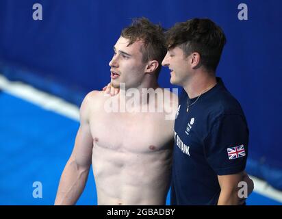 Der britische Jack Laugher (links) und Trainer Adam Smallwood reagieren nach dem 3-m-Springboard-Finale der Männer im Tokyo Aquatics Center am elften Tag der Olympischen Spiele in Tokio 2020 in Japan. Bilddatum: Dienstag, 3. August 2021. Stockfoto