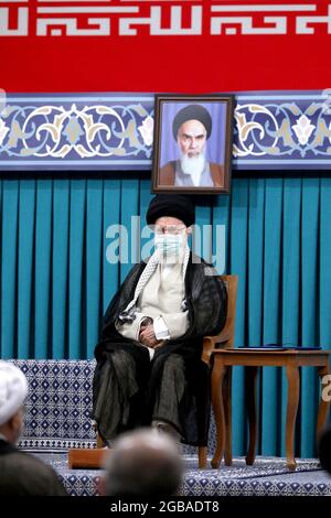 Teheran, Teheran, Iran. August 2021. Ein Handout-Bild, das vom Büro des Obersten Führers des Iran zur Verfügung gestellt wurde, zeigt den iranischen Obersten Führer Ayatollah ALI KHAMENEI, der während der Einweihungszeremonie für den neuen Präsidenten in Teheran, Iran, am 03. August 2021 sprach. Die iranischen Präsidenten werden zuerst vom obersten Führer, der laut Verfassung der eigentliche Staatschef ist, gebilligt und dann vor dem parlament den Eid ablegen. Ebrahim Raisi wurde am 03. August 2021 als neuer Präsident der Islamischen Republik Iran eingeweiht, da das Land zusammen mit dem Coronavirus di vor einer Wirtschaftskrise steht Stockfoto