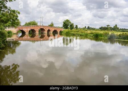 Historische Brücke aus rotem Sandstein über den Fluss Avon in der Nähe von Eckington, Worcestershire Stockfoto