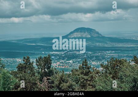 Blick auf die Stadt Pyatigorsk von der Spitze des Berges Maschuk., Stadt in der Region Stawropol, Russland am Fluss Podkumok gelegen, älteste Kurorte Stockfoto