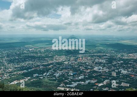 Blick auf die Stadt Pyatigorsk von der Spitze des Berges Maschuk., Stadt in der Region Stawropol, Russland am Fluss Podkumok gelegen, älteste Kurorte Stockfoto