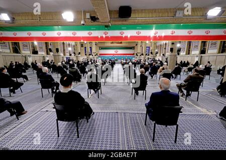 Teheran, Teheran, Iran. August 2021. Ein Handout-Bild, das vom Obersten Imam Büro des Iran zur Verfügung gestellt wurde, zeigt den iranischen Obersten Führer Ayatollah ALI KHAMENEI (C, hinten), der während der Einweihungszeremonie für den neuen Präsidenten am 03. August 2021 in Teheran, Iran, spricht. Die iranischen Präsidenten werden zuerst vom obersten Führer, der laut Verfassung der eigentliche Staatschef ist, gebilligt und dann vor dem parlament den Eid ablegen. Ebrahim Raisi wurde am 03. August 2021 als neuer Präsident der Islamischen Republik Iran eingeweiht, da das Land zusammen mit dem coro vor einer Wirtschaftskrise steht Stockfoto