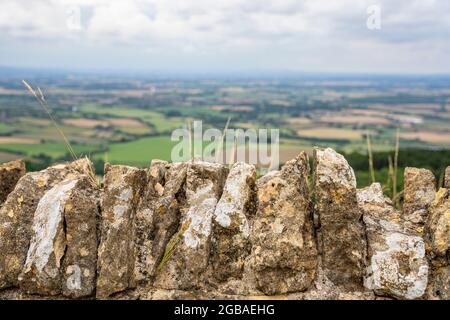 Nahaufnahme einer Trockensteinmauer auf Bredon Hill, Worcestershire, mit Blick auf die Landschaft dahinter Stockfoto
