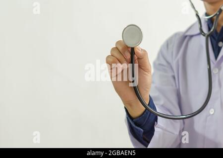 Nahaufnahme der Hand des Arztes mit einem medizinischen Stethoskop Stockfoto