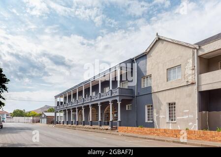 BURGERSDORP, SÜDAFRIKA - 22. APRIL 2021: Eine Straßenszene mit dem Jubilee Manor Hotel in Burgersdorp in der Provinz Eastern Cape Stockfoto