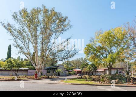 ALIWAL NORTH, SÜDAFRIKA - 23. APRIL 2021: Eine Straßenszene, mit dem Eingang zu den heißen Quellen des Aliwal Spa, in Aliwal North im östlichen Kap Prov Stockfoto