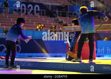 Tokio, Japan. August 2021. Die Arbeiter desinfizieren den Balancebalk vor dem Start des Finales der künstlerischen Gymnastik der Frauen im Ariake-Gymnastikzentrum bei den Olympischen Spielen in Tokio, Japan, am Dienstag, dem 3. August 2021. Foto von Richard Ellis/UPI Credit: UPI/Alamy Live News Stockfoto