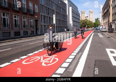 Verbreiterte Radstrecke auf der Gereon Straße, St. Gereon Kirche, Köln, Deutschland. Verbreiterer Radweg auf der Gereonstraße, St. Gereon Kirche, Köln, Stockfoto