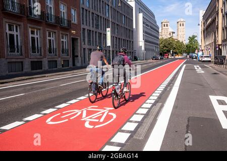 Verbreiterte Radstrecke auf der Gereon Straße, St. Gereon Kirche, Köln, Deutschland. Verbreiterer Radweg auf der Gereonstraße, St. Gereon Kirche, Köln, Stockfoto