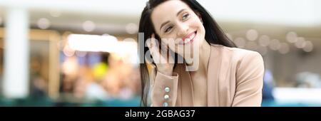 Lächelnde glückliche Frau sitzt im Café Stockfoto