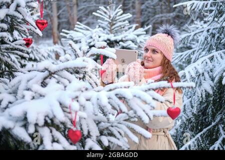 Online-Videokonferenz mit Freunden und Familie über Tablet am Weihnachtsbaum im neuen Jahr - Moskau, Russland, 02. Dezember 2020 Stockfoto