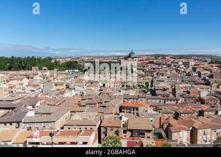 Toledo Spanien - 05 12 2021: Majestätischer Panoramablick Toledo Stadt in der Innenstadt, voll urban an der Festung Stockfoto