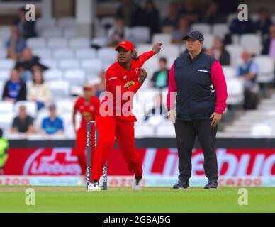 2. August 2021. London, Großbritannien. Hayley Matthews vom Welsh Fire Bowling, als die Oval Invincibles beim Cricket-Wettbewerb der Hundert Frauen beim Kia Oval das Welsh Fire übernehmen. The Hundred ist ein brandneues Cricket-Format, das von der EZB eingeführt wurde. David Rowe/ Alamy Live News. Stockfoto