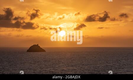 Farbenprächtiger orangefarbener Sonnenuntergang über dem Karibischen Meer. Stockfoto