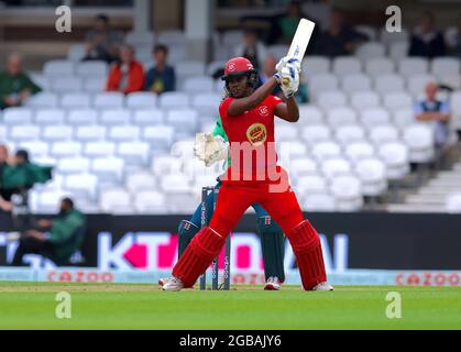 2. August 2021. London, Großbritannien. Hayley Matthews vom Welsh Fire, der beim Cricket-Wettbewerb der Hundert Frauen im Kia Oval gegen das Welsh Fire anfechtet, als die Oval Invincibles das Welsh Fire anflattern. The Hundred ist ein brandneues Cricket-Format, das von der EZB eingeführt wurde. David Rowe/ Alamy Live News. Stockfoto