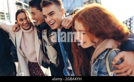 Junge Freunde genießen es, in der High School zusammen zu laufen. Studenten hängen auf dem College-Campus. Stockfoto