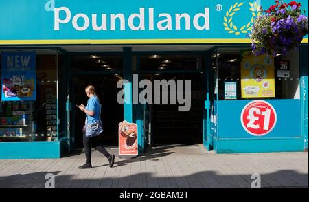 Außenansicht des Poundland Shops in Bognor Regis mit dem Poundland Logo. Stockfoto