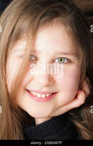 Nahaufnahme Porträt eines glücklichen lächelnden kaukasischen Kindes Mädchen. Lächelndes Kind. Positive Emotionen. Stockfoto