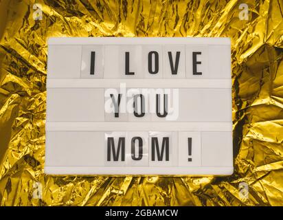 Karte zum Muttertag. Love and Happy Mothers Tageskarte mit stilvollem Textrahmen Leuchtkasten mit der Aufschrift I love you Mama auf goldenem, glänzendem Backgrou Stockfoto