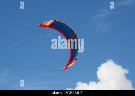 Kite-Surfen Windfolien gegen den blauen Himmel gesehen. Stockfoto