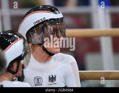 Izu, Japan. August 2021. Radsport/Rennstrecke: Olympische Spiele, Vorlauf 4000m Team Pursuit, Frauen, Rennen auf dem Izu Velodrome. Die deutsche Lisa Brennauer weint. Quelle: Sebastian Gollnow/dpa/Alamy Live News Stockfoto