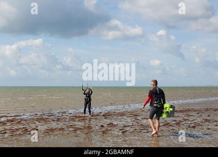 Kitesurfer hat an der Südküste Großbritanniens geübt. Stockfoto