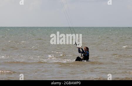 Kitesurfer hat an der Südküste Großbritanniens geübt. Stockfoto