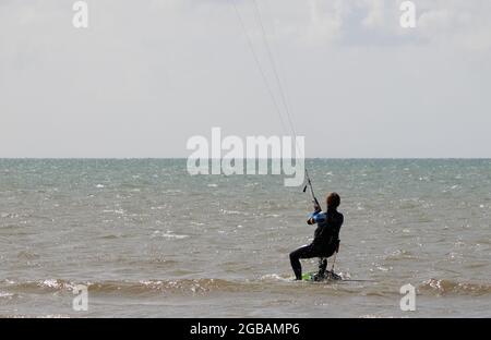 Kitesurfer hat an der Südküste Großbritanniens geübt. Stockfoto