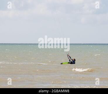 Kitesurfer hat an der Südküste Großbritanniens geübt. Stockfoto