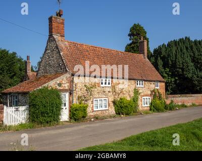 Idyllische englische Dorfszene im Sommer, mit einem alten Steinhaus aus dem 15. Jahrhundert; Old Hunstanton, Norfolk, Großbritannien Stockfoto