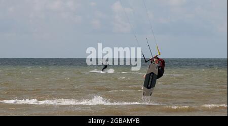 Kitesurfer hat an der Südküste Großbritanniens geübt. Stockfoto