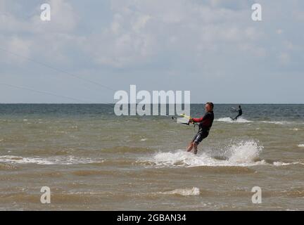 Kitesurfer hat an der Südküste Großbritanniens geübt. Stockfoto