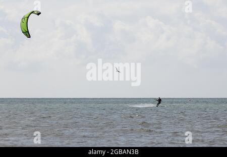 Kitesurfer hat an der Südküste Großbritanniens geübt. Stockfoto