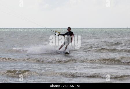 Kitesurfer hat an der Südküste Großbritanniens geübt. Stockfoto