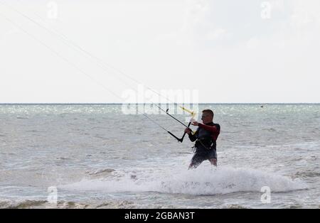 Kitesurfer hat an der Südküste Großbritanniens geübt. Stockfoto