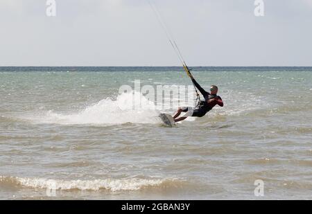 Kitesurfer hat an der Südküste Großbritanniens geübt. Stockfoto