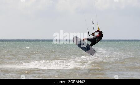 Kitesurfer hat an der Südküste Großbritanniens geübt. Stockfoto